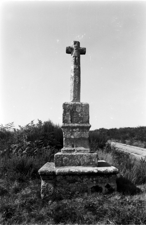 Croix Monumentale, près de Kerguz (Bulat-Pestivien)