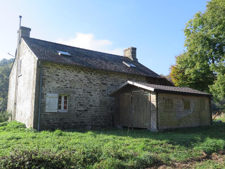 Fenêtre à encadrement en granite à l'arrière de la maison de Kerbecher