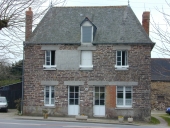 Magasin de commerce, place de l'Eglise (Saint-Péran)