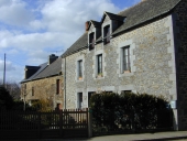Alignement d'une maison et d'une ferme, rue Emile Rouxin (Meillac)