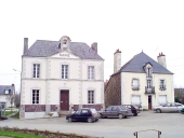 Presbytère, mairie, écoles, cimetières, monuments aux morts et monuments sur la commune de Comblessac