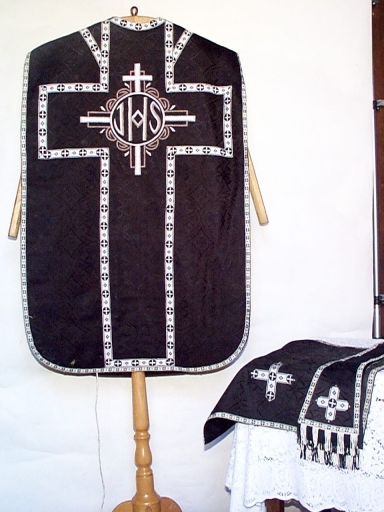 Ornement noir 3 : chasuble, étole, voile de calice