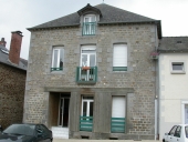 Maison à boutique, 20 place François Duine (Guipel)