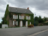 Maison, place de l'Eglise (La Chapelle-de-Brain)