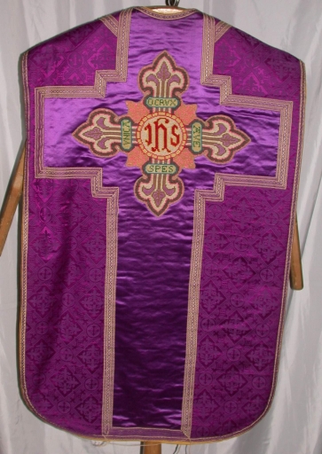 Ornement violet 2 : chasuble, bourse de corporal, manipule, voile de calice