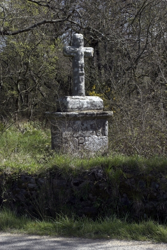 Croix de chemin de Lann Rouan dite Croix Le Doré ou Croaz Coët Doré, au nord de Pont Fol (Ploemel)