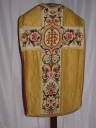 Ornement doré 1 : chasuble, étole, manipule et bourse de corporal