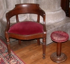Fauteuil de célébrant et paire de tabourets d'église