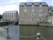 Moulins à blé et à foulon, puis à tan, puis moulins à farine dits le Moulin Neuf et la minoterie de Plancoët, actuellement immeubles à logement, rue du Vieux Pont (Plancoët)