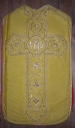 Ornement doré : chasuble, étole, voile de calice et bourse de corporal