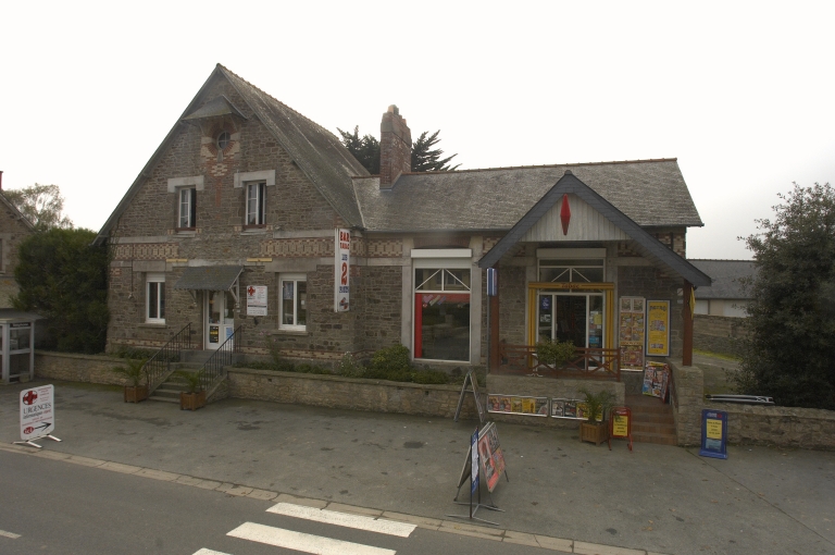 Mairie et école (La Ville-ès-Nonais)