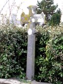 Croix monumentale 1, en village (Saint-Nicolas-du-Tertre)