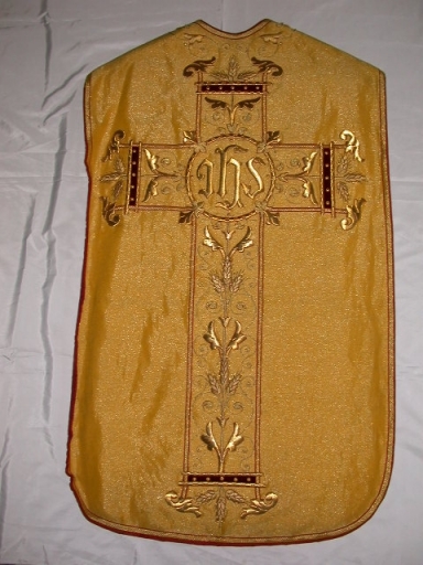 Ornement doré 1 : chasuble, bourse de corporal, étole, voile de calice et manipule