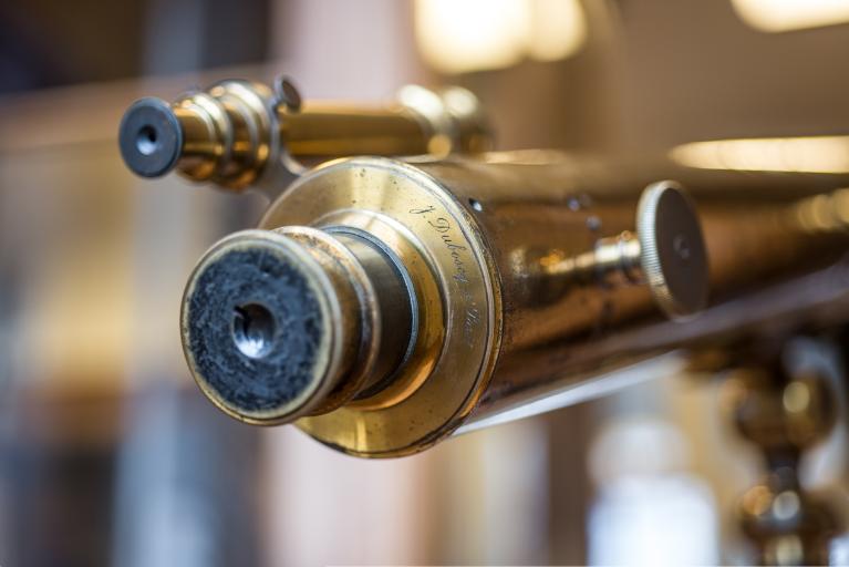 Présentation de la collection d'instruments scientifiques du lycée Émile Zola, Avenue Jean Janvier (Rennes)