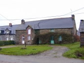 Alignement de trois maisons et fermes, la Filiais (Pipriac)