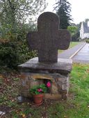 Croix de chemin, dite Croix de l'Etang ou de saint Yves, près du presbytère (Caro)