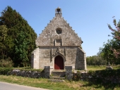 L'église paroissiale, le temple protestant, les chapelles, les fontaines de dévotion, le monument aux morts, les croix monumentales et les croix de chemin sur la commune de Plougrescant