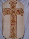Ornement blanc 2 : chasuble, manipule, voile de calice