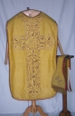 Ornement doré : chasuble et étole