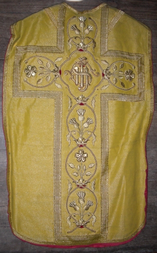 Ornement doré 2 : chasuble, étole, manipule, voile de calice et bourse de corporal