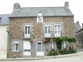 Maison à boutique, 6 place des Anciens Combattants (Saint-Père-Marc-en-Poulet)