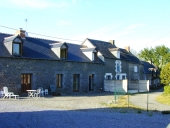 Les maisons en alignement sur la commune de Meillac