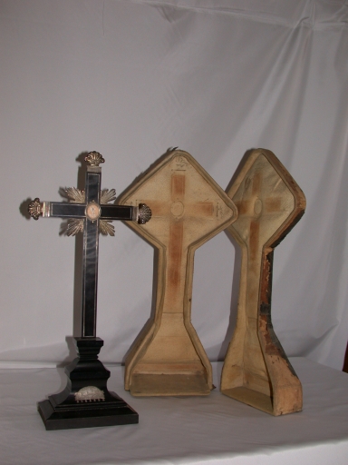 Croix reliquaire de la Vraie-Croix, et sa boîte