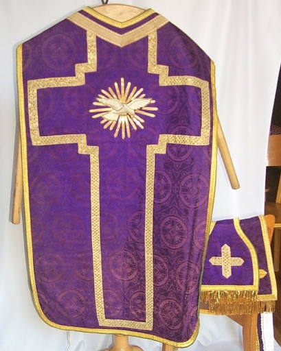 Ornement violet 2 : chasuble, étole, manipule