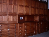 Mobilier de sacristie : chasublier, armoires, bureau