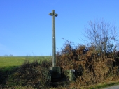 Croix de chemin, près de la Mellerie, route départementale 285 (Cuguen)