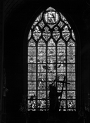 Verrière (maîtresse vitre) : Crucifiement (le), mort de Marie Madeleine, Trinité (baie 0), ancienne collégiale, actuellement église Sainte-Marie-Madeleine (Champeaux)