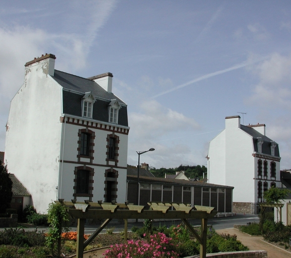 Ancienne école publique des filles, 9, 11 rue des Ecoles (Yffiniac)