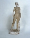 Statue : Femme nue, une écharpe à la taille