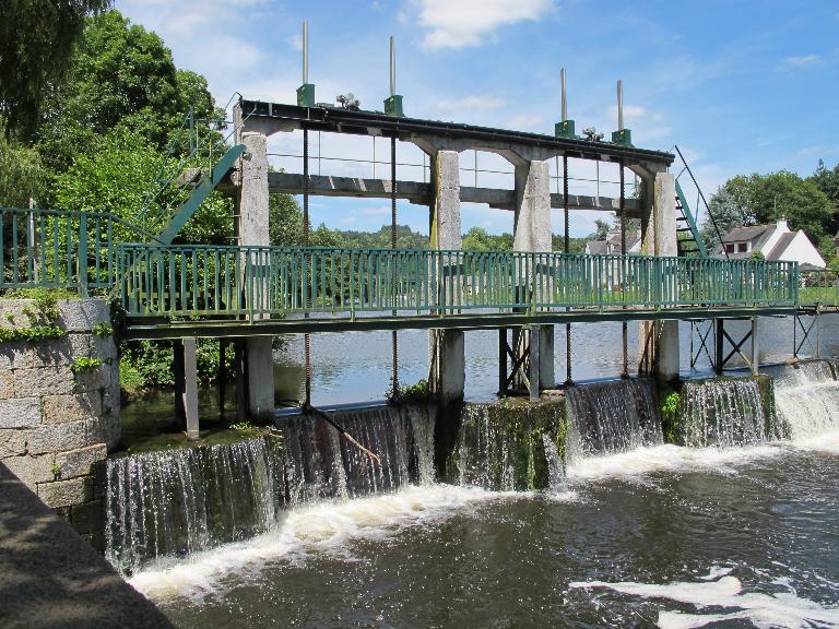 Vannes de décharge au déversoir de Saint-Nicolas-des-Eaux