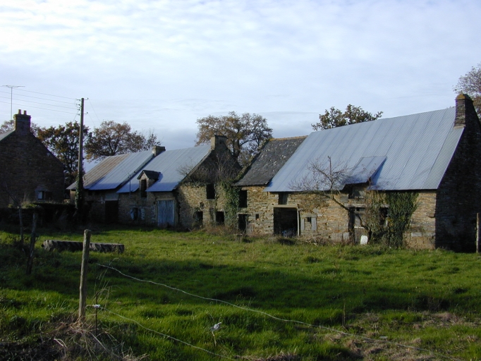 Alignement de logis, Quily (Saint-Just)