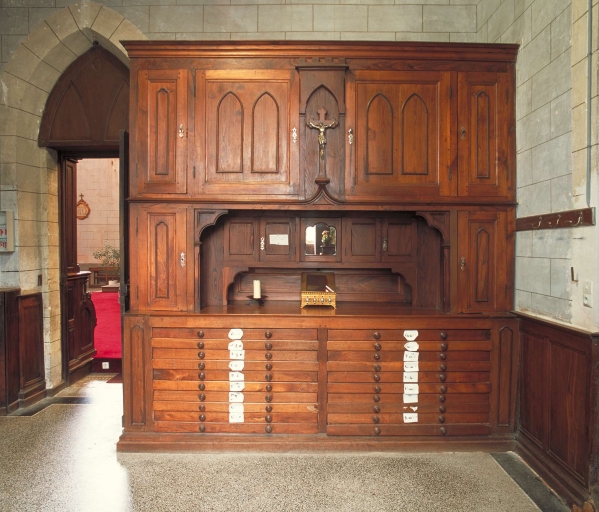Ensemble des meubles de la sacristie : chasublier, 7 armoires, un bureau
