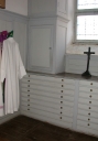 Meubles de sacristie : chasublier, armoires, confessionnal, lambris de demi-revêtement