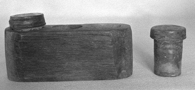 Ampoules aux saintes huiles dans leur coffret, église paroissiale Notre-Dame (Missiriac)