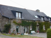 Alignement de deux maisons, Périsac (Maxent)