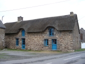 Alignement de maisons, la Ville Joie (Le Tronchet)