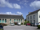 Les écoles et mairie sur la commune de Plévenon