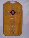Ornement doré : chasuble, étole