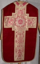 Ornement rouge 1 : chasuble, bourse de corporal, étole, manipule, voile de calice