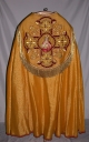 Ornement doré 1 : chape, chasuble, 2 dalmatiques, 4 étoles, manipule, voile de calice, bourse de corporal, voile huméral