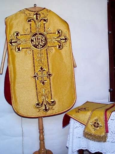 Ornement doré : chasuble, étole, voile de calice, bourse de corporal