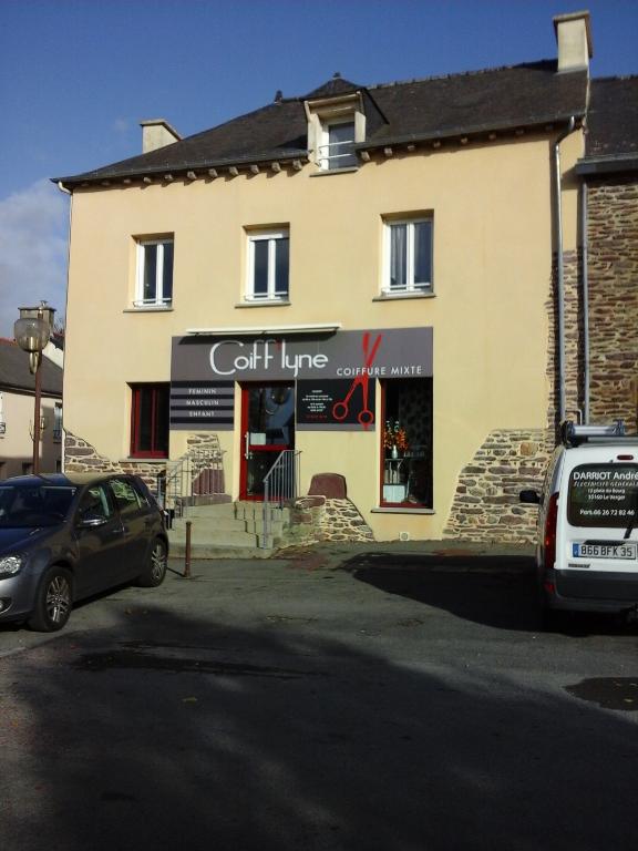 Ancien café, 1 place du Bourg (Le Verger)