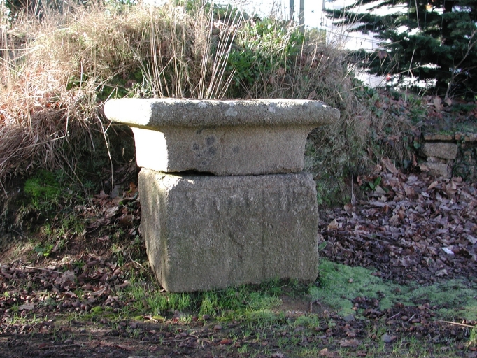 Croix de chemin (vestige), bourg (Ploulec'h)