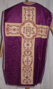 Ornement violet 2 : chasuble, bourse de corporal, étole, voile de calice