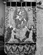 Bannière de procession de confrérie : Don du Rosaire, Christ en croix, église paroissiale Sainte-Édiltrude (Tréflez)