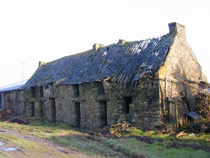 Alignement de cinq maisons, Bréhily (Pipriac)